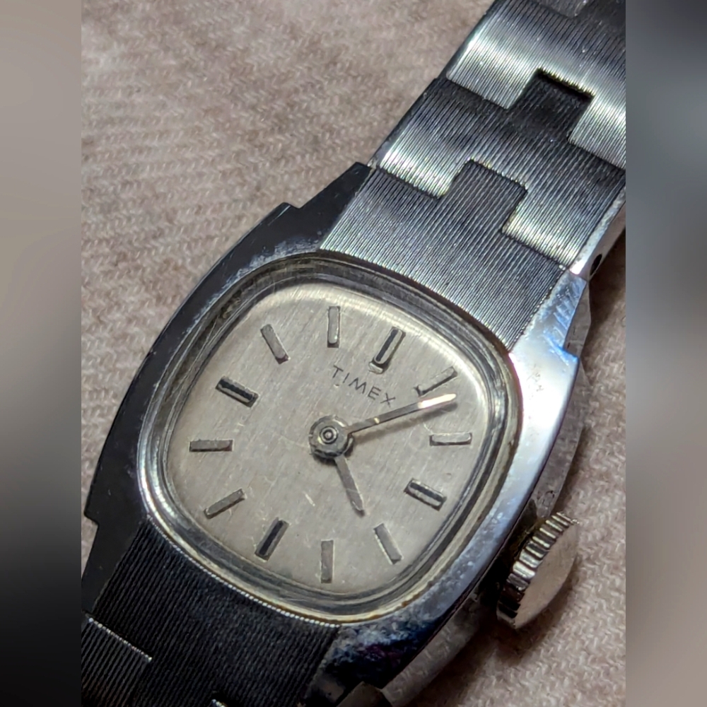 (40)Vintage Timex Ladies Wind Up Swiss Made Wristwatch Silver Tone Collectible…